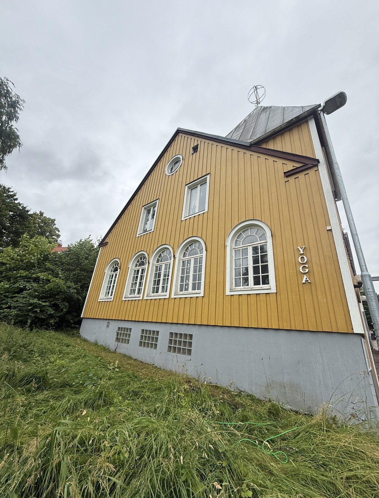 Närbild på ren gul träfasad efter fasadtvätt med ultrarent vatten